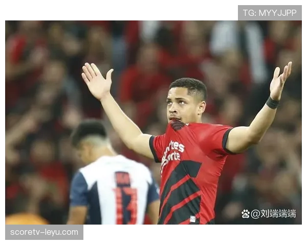 莱万多夫斯基家庭生活揭秘，足球巨星的亲子时光展现温馨日常