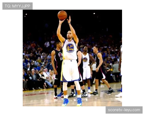 雷·阿伦无球跑位拉开空间，对比库里路径不同